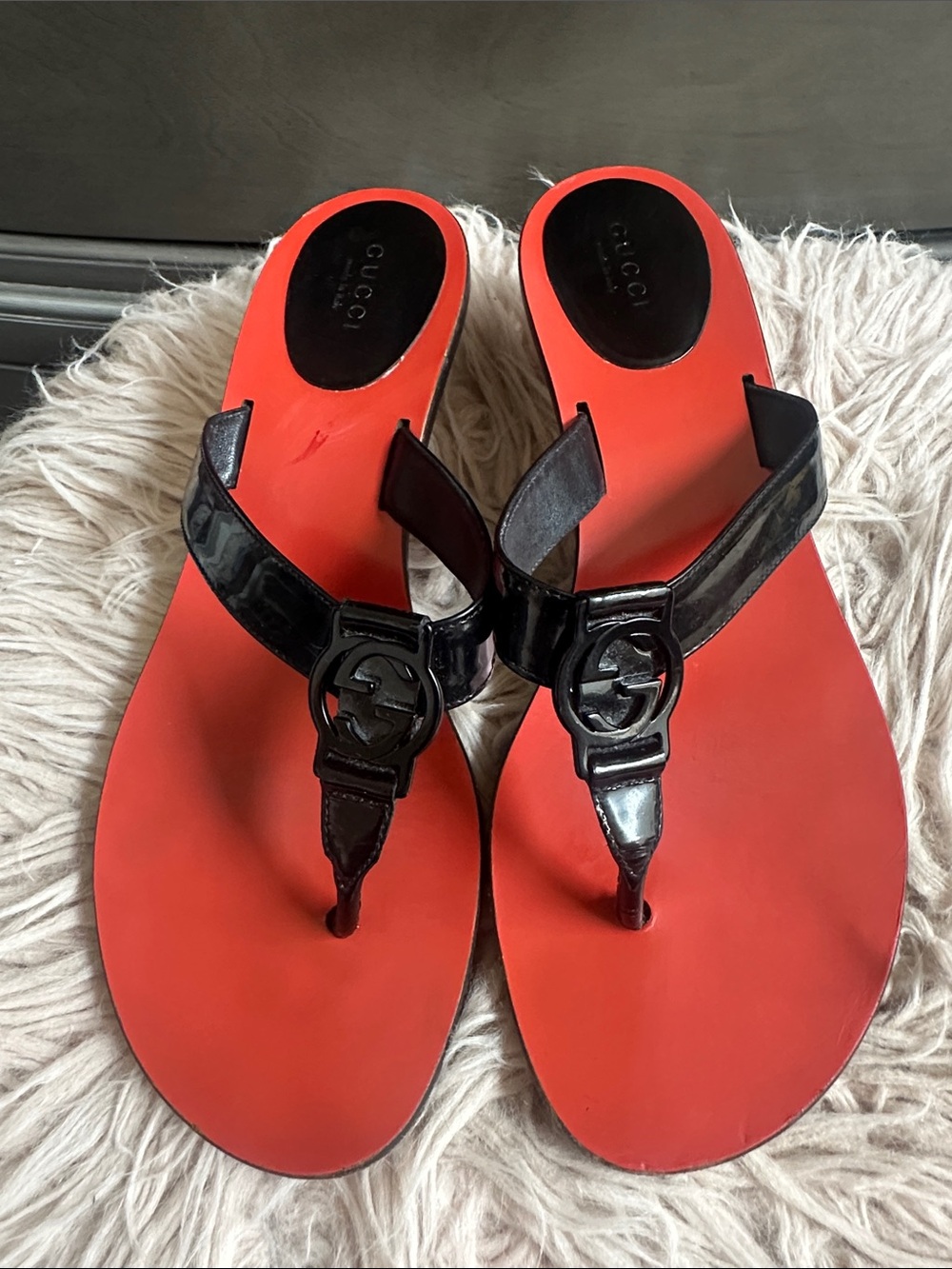 Gucci Black Leather Thong Sandals with Red Footbed - Picture 2 of 9